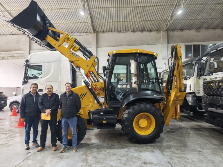 Lovol inicia sus operaciones, realizando entrega de  RetroExcavadora FB878M
